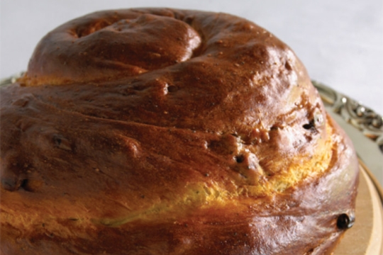 Round challah with raisins